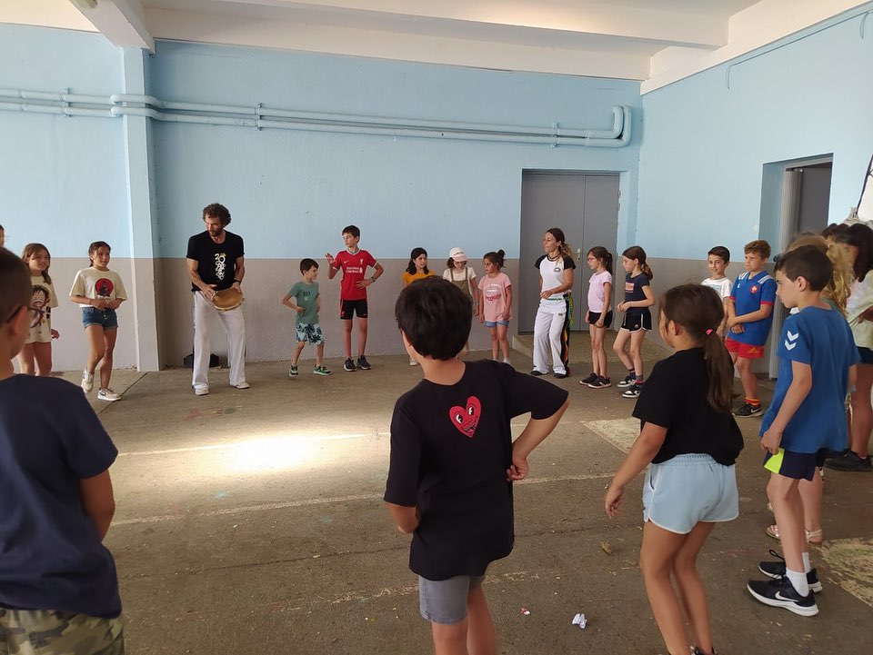 Taller de capoeira a l'escola La Bressola de Perpinyà